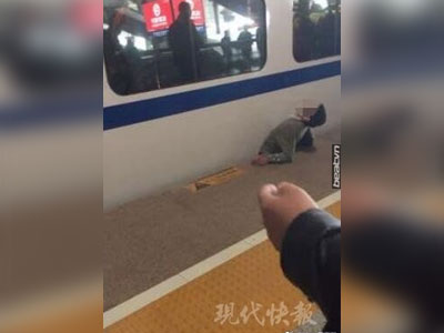 Kinh hoàng tai nạn tàu điện chẹt ngang người ở Trung Quốc