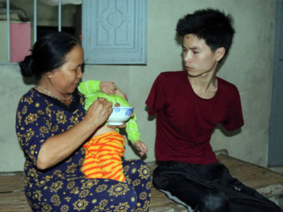 Rơi nước mắt hoàn cảnh chàng trai bị tai nạn mất tay, vợ bỏ đi, một mình chăm con thơ khát sữa