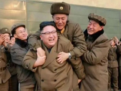 Sự thật sau bức ảnh Kim Jong Un cõng người bí ẩn