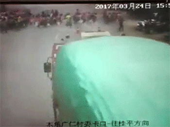 Video: Xe tải lao xuyên qua nhóm học sinh tiểu học sang đường