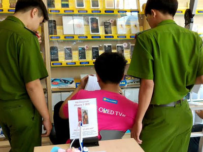 Bảo vệ khai bị trộm bắt nằm im rồi khoắng nhiều điện thoại di động
