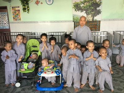 Chuyện nữ sinh có bầu với đại gia gõ cửa chùa xin... đẻ
