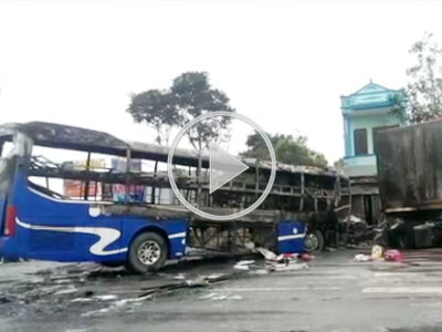 Clip hiện trường vụ ôtô khách và xe container bốc cháy sau cú đấu đầu