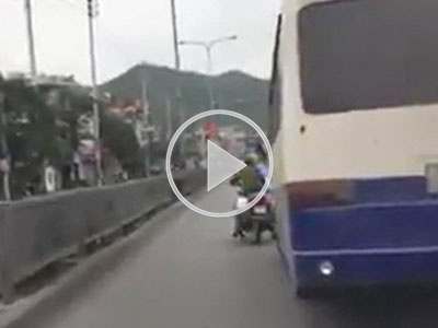 Clip: Xe khách đánh võng, chèn ép cảnh sát như phim hành động