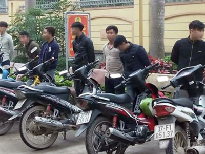 Đoàn rước dâu lái xe máy… bằng chân bị phạt 43 triệu