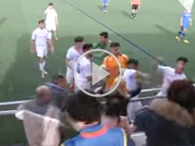 KINH HOÀNG hơn cả V-League: Đánh trên sân chưa đủ, cầu thủ lao ra đường biên đánh CĐV