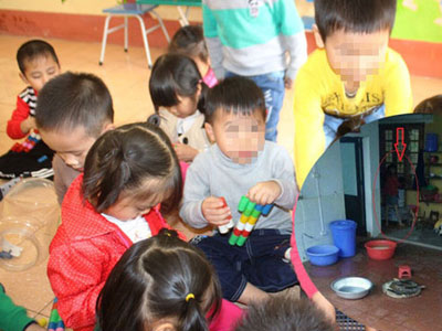 Ngày đầu đi học trở lại của bé trai từng bị cô hiệu trưởng dốc đầu vào máy vặt lông gà