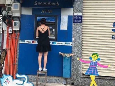 Những cây ATM bỗng dưng "cao kều" sau dẹp vỉa hè
