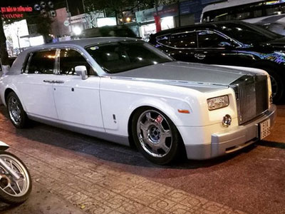 Rolls-Royce Phantom của đại gia Trung Nguyên bị vặt logo