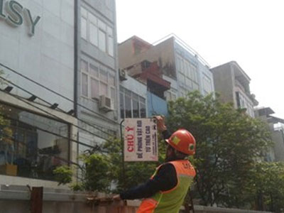 Tháo dỡ biển báo gây sợ hãi tại dự án metro Nhổn - Ga Hà Nội