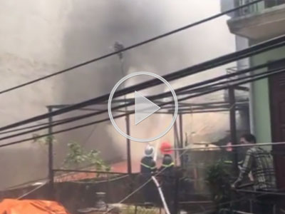 Video: Cháy cửa hàng chăn đệm phố Xuân Thủy