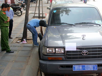 2 ôtô biển xanh của công an chiếm lòng đường Sài Gòn