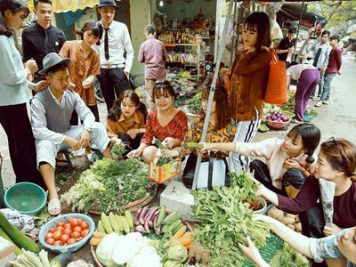 Bộ ảnh kỷ yếu "chợ búa" của học sinh Hà Nội