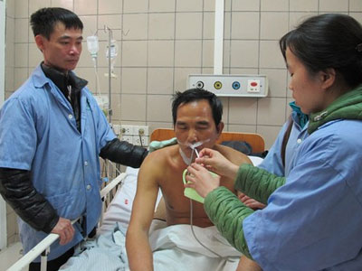 Em gái út đau đớn xin bác sĩ bỏ anh trai, cứu bố mẹ
