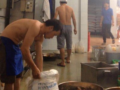 Hãi hùng suất ăn công nghiệp: Khâu nào cũng bẩn