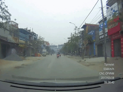 Lái xe bằng 1 tay, cô gái trẻ nhận ngay kết quả buồn