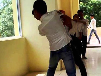 Nam sinh lớp 9 tử vong tại trường khi đùa với bạn