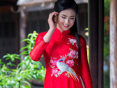 Ngọc Hân duyên dáng trong tà áo dài lụa tơ tằm