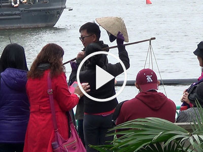 Video Hà Nội: Nhóm bán chuối "chặt chém" khách Tây tái xuất!