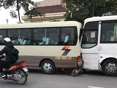 Xe đưa tang gây tai nạn liên hoàn