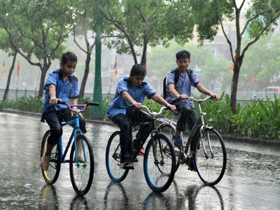 Sài Gòn bất ngờ mưa trắng trời kèm sấm sét giữa cao điểm mùa khô