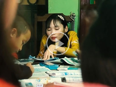 Video: Cô giáo xương thủy tinh không phấn, không bục giảng