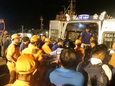 Vụ 9 người mất tích: Đưa thi thể thuyền viên đầu tiên vào bờ