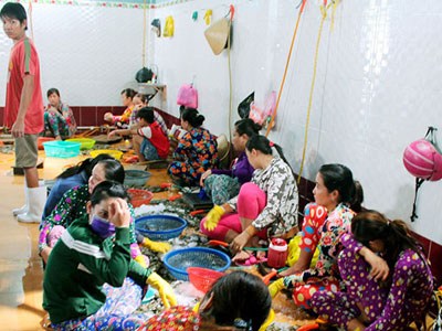 Bắt quả tang cơ sở thuê người bơm tạp chất vào tôm