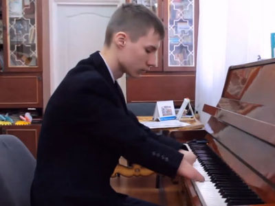 Chàng trai cụt hai bàn tay đánh piano cực hay hút dân mạng