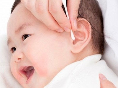 Dùng tăm bông lấy ráy tai cho con, sai rồi mẹ ơi, hãy làm theo cách này
