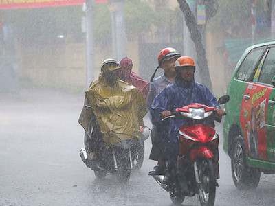 Mưa trái mùa, giông lốc còn xảy ra trong một vài ngày tới