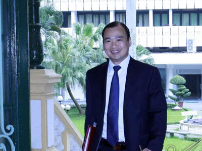 Người phát ngôn chia tay báo giới, trở về giảng đường