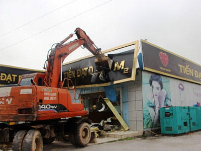 Quảng Ninh phá dỡ cửa hàng xây trái phép