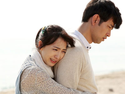 Từng quỳ gối xin ba mẹ cho cưới, chàng trai vẫn bỏ bạn gái 10 năm vì người thứ ba