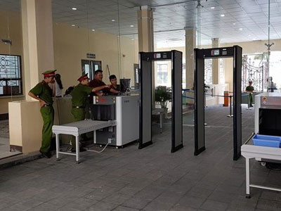 Vào trụ sở UBND TP kiểm tra an ninh như sân bay