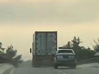 Video: Xe container lạng lách, chèn ép xe CSGT trên quốc lộ 1A