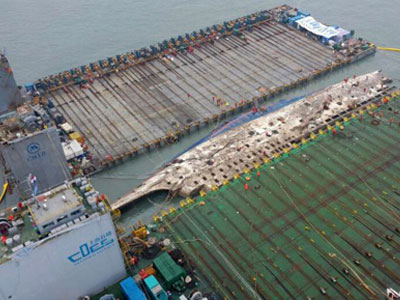Xác phà Sewol ở Hàn Quốc được đưa vào bờ
