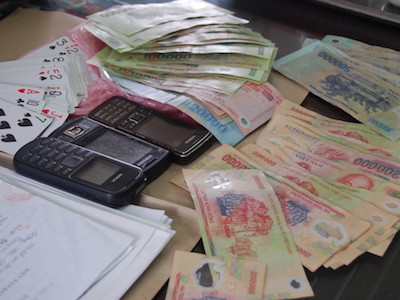 Bí thư đảng uỷ phường nhảy từ tầng 3 trốn công an bắt đánh bạc
