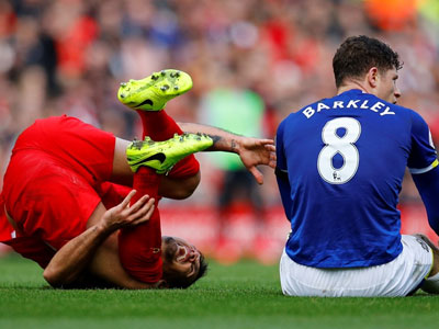 Trung vệ Liverpool suýt gãy chân ở trận derby khốc liệt