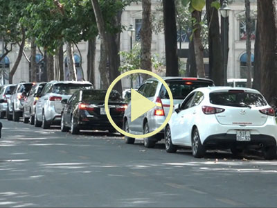 Video: Tài xế bật xi nhan khẩn cấp đối phó biển cấm ở trung tâm Sài Gòn