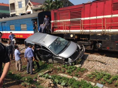 Xe va chạm với tàu hỏa, hai người bị thương