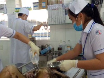 Đổ xăng tự thiêu tại đám giỗ nhà chồng