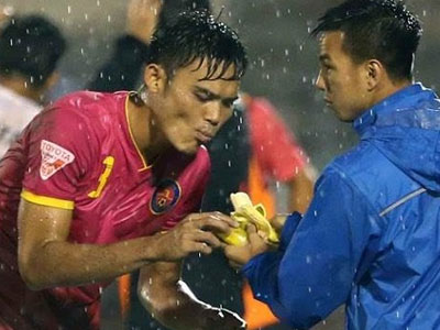 Pha ăn chuối kinh điển của Man United được tái hiện ở V-League
