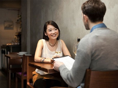 Chồng tôi thản nhiên rút 500 ngàn đưa cho gái lạ rồi tiễn cô ta ra về mà không hề nhìn đến tôi