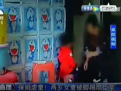Clip sốc: Người giúp việc thẳng tay tát mặt, đá liên tiếp vào người bé gái 2 tuổi