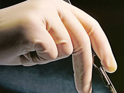 Đang phẫu thuật quay ra chụp ảnh, cậu bé bị cắt “của quý”