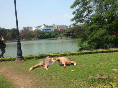 Hai nữ du khách tắm nắng Hồ Gươm không bị xử phạt hành chính