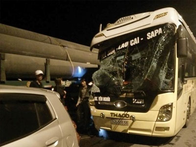 Ôtô giường nằm húc đuôi xe đầu kéo, 1 người tử vong