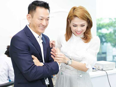 Thanh Thảo rạng rỡ khi bạn trai Việt kiều tháp tùng đi từ thiện