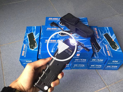 Video: "Thị trường ngầm" súng bắn điện, bình xịt hơi cay, áo giáp, còng số 8...